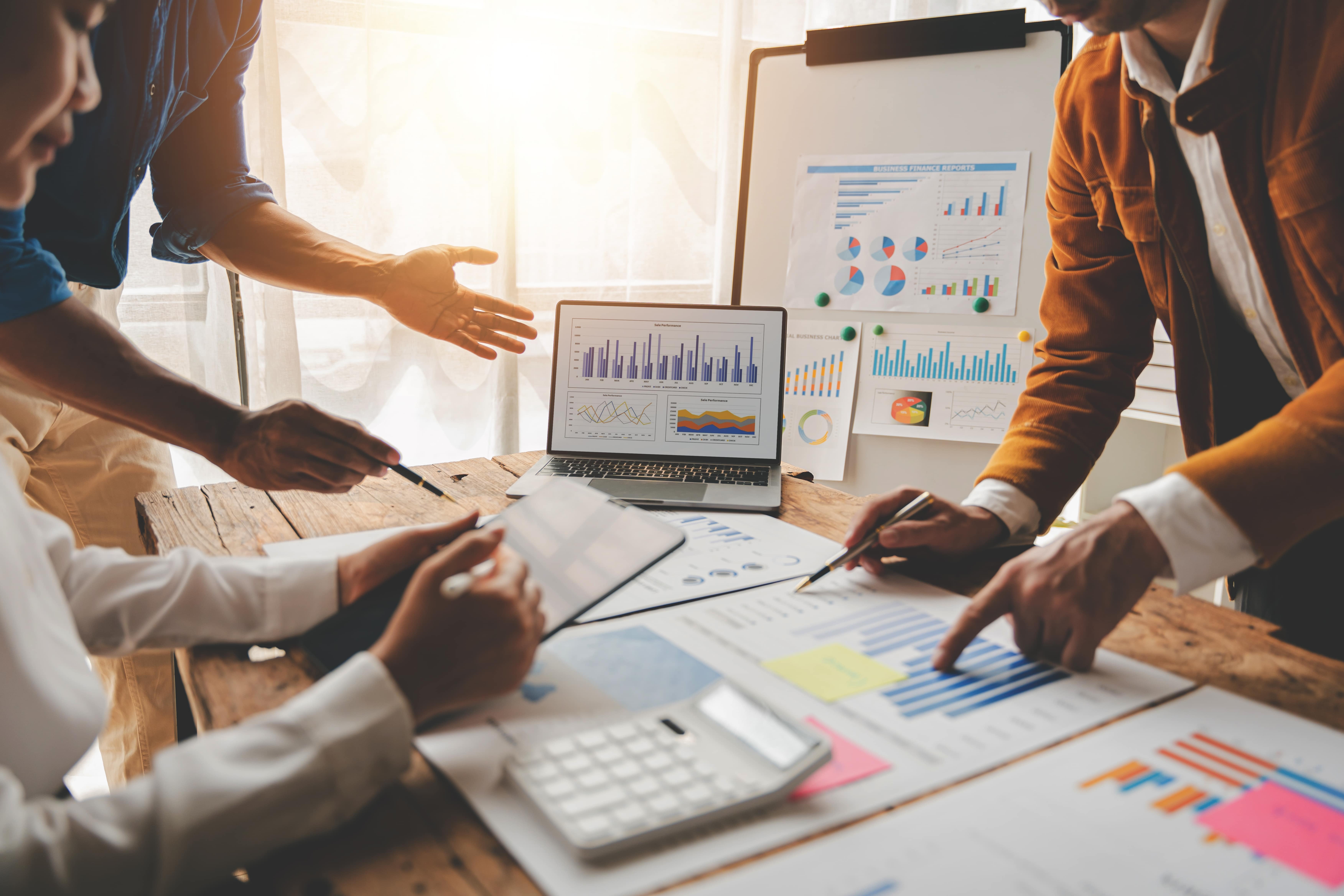 Étudiant analysant un portefeuille d'investissement